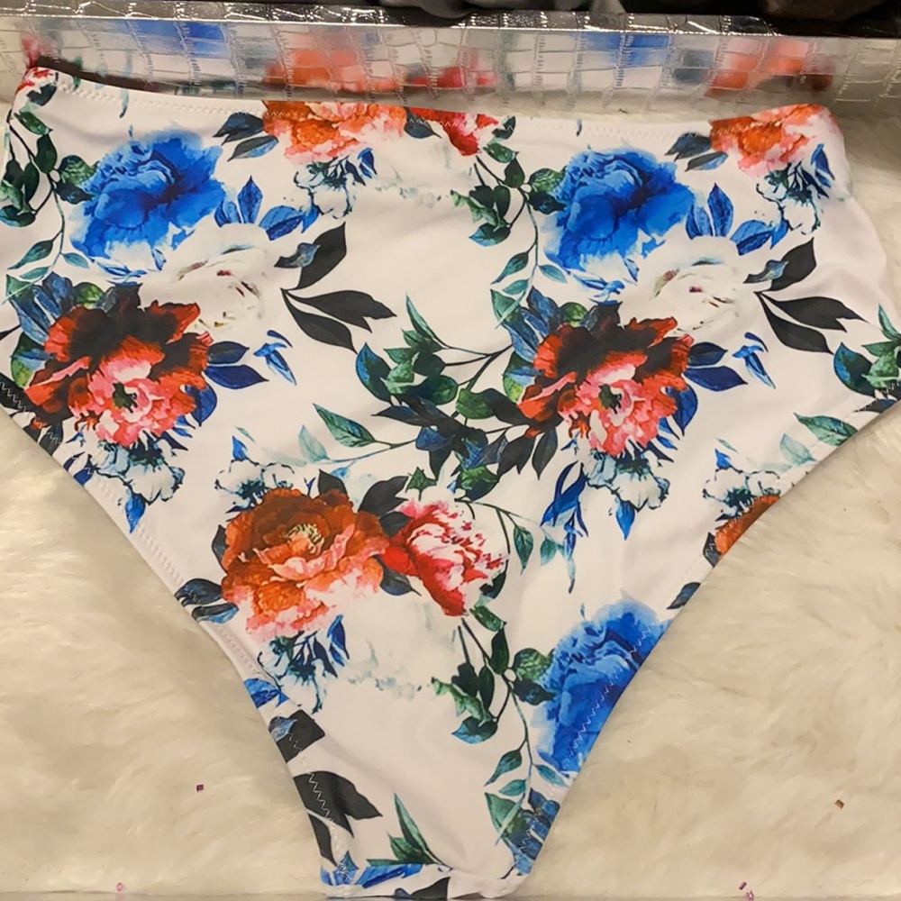 Two piece floral blue🤍 - Picture 3 of 5